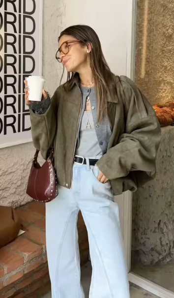 Zamszowa Kurtka Damska Oversize z Kołnierzem Bomberka