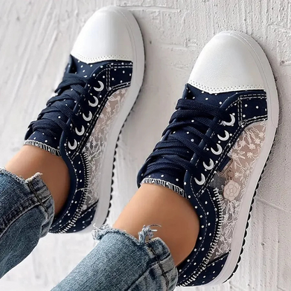 Floria | Sneakersy z siateczką, haftem kwiatowym i dekoracyjną zawieszką