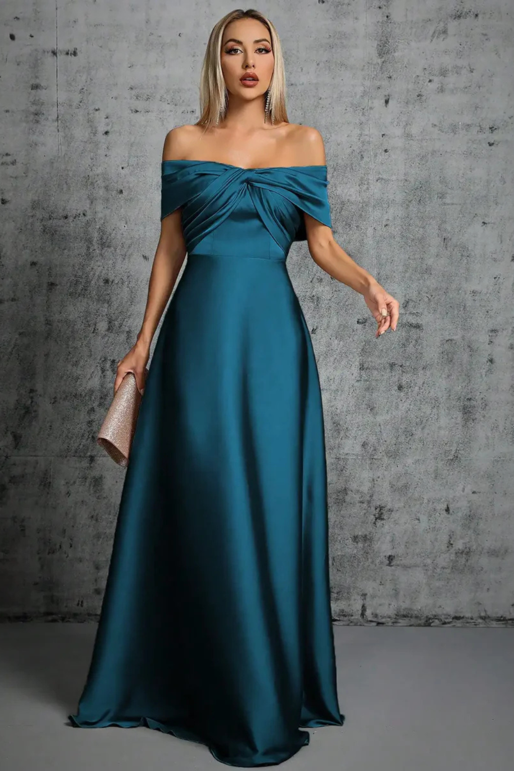 Amelia | Elegancka Damska Sukienka Maxi z Odkrytymi Ramionami 3