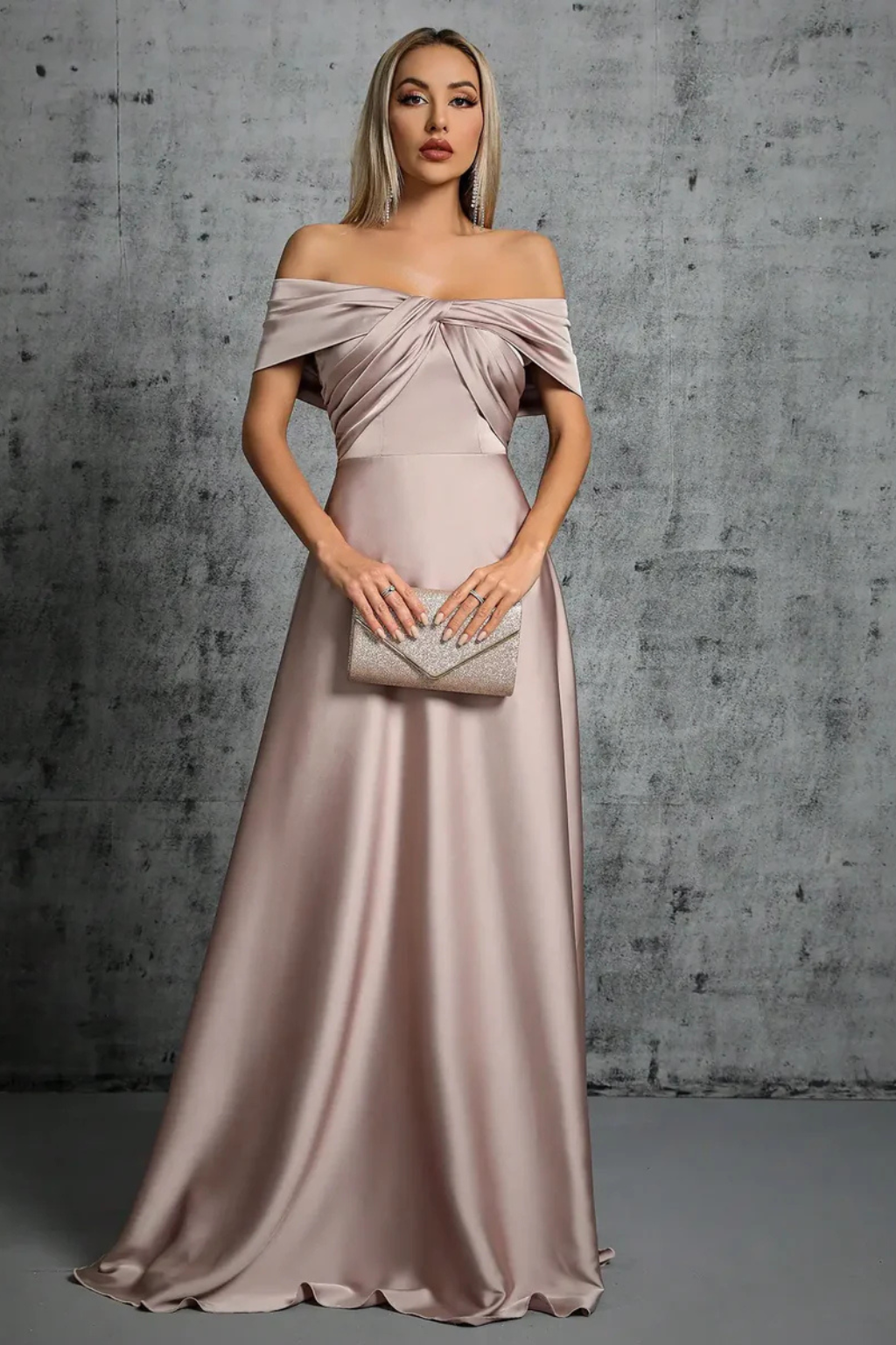 Amelia | Elegancka Damska Sukienka Maxi z Odkrytymi Ramionami 7