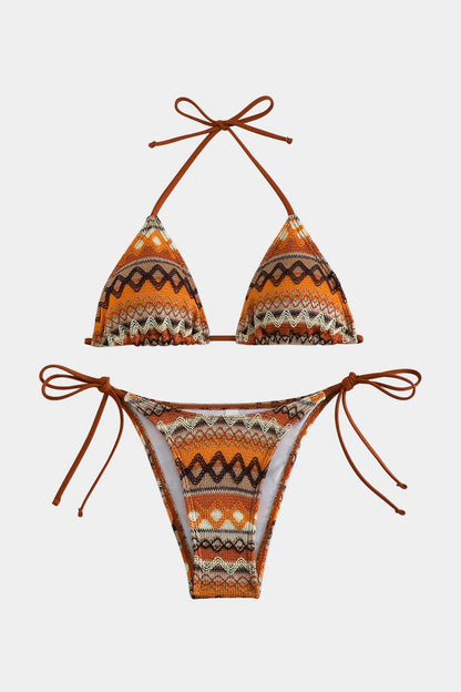 Lainie | Zestaw bikini w kształcie trójkąta z etnicznym wzorem i regulowanymi wiązaniami