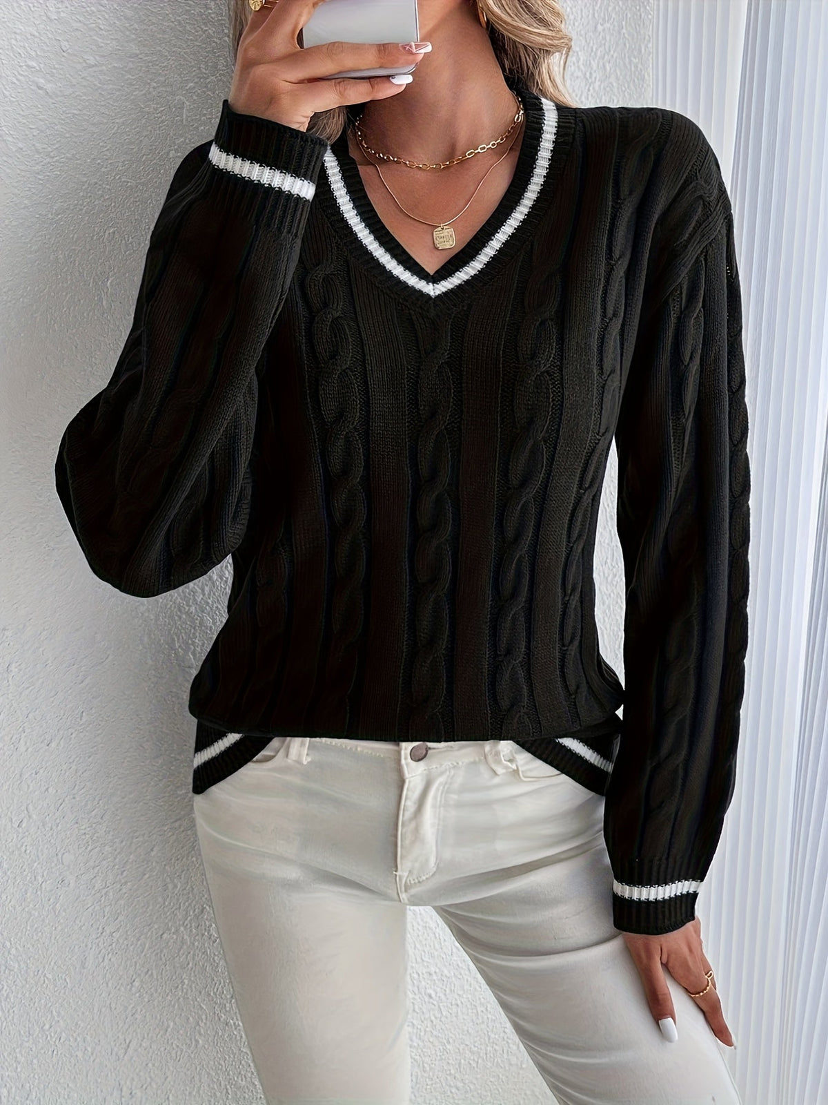 Sweter Warkoczowy Damski w Serek z Kontrastową Lamówką