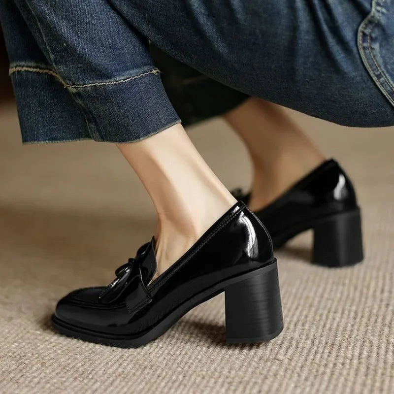 Czarne Czółenka na Słupku z Frędzlami | Elegancki Styl na Każdą Okazję 3