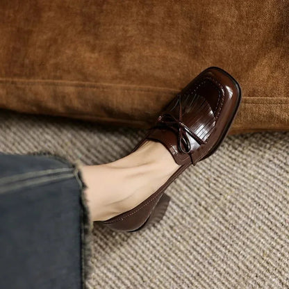 Czarne Czółenka na Słupku z Frędzlami | Elegancki Styl na Każdą Okazję 5