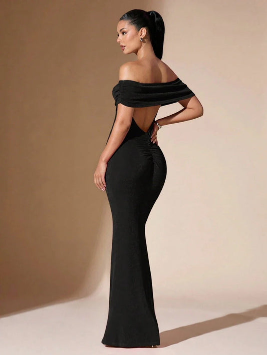 Elegancka Suknia Maxi z Odkrytymi Ramionami i Marszczonymi Plecami | Stylowy Krój dla Wyjątkowych Okazji