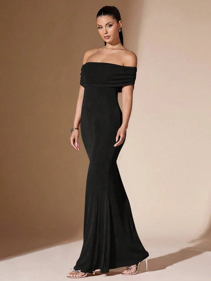 Elegancka Suknia Maxi z Odkrytymi Ramionami i Marszczonymi Plecami | Stylowy Krój dla Wyjątkowych Okazji