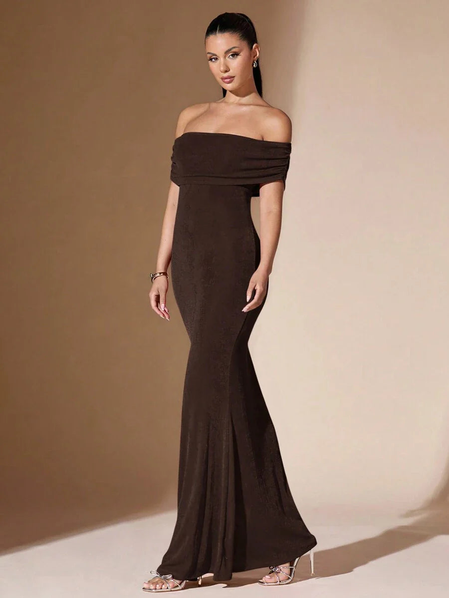 Elegancka Suknia Maxi z Odkrytymi Ramionami i Marszczonymi Plecami | Stylowy Krój dla Wyjątkowych Okazji