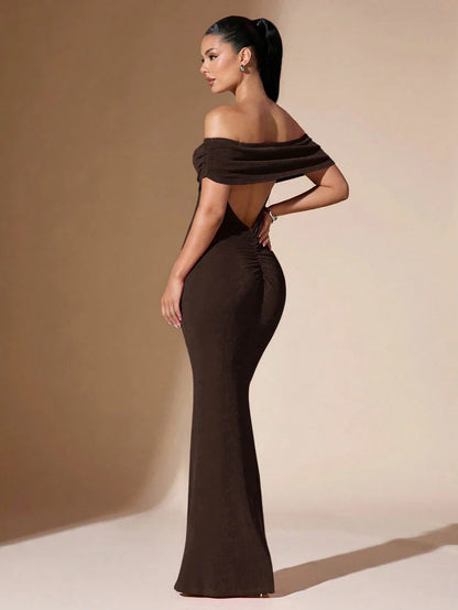 Elegancka Suknia Maxi z Odkrytymi Ramionami i Marszczonymi Plecami | Stylowy Krój dla Wyjątkowych Okazji