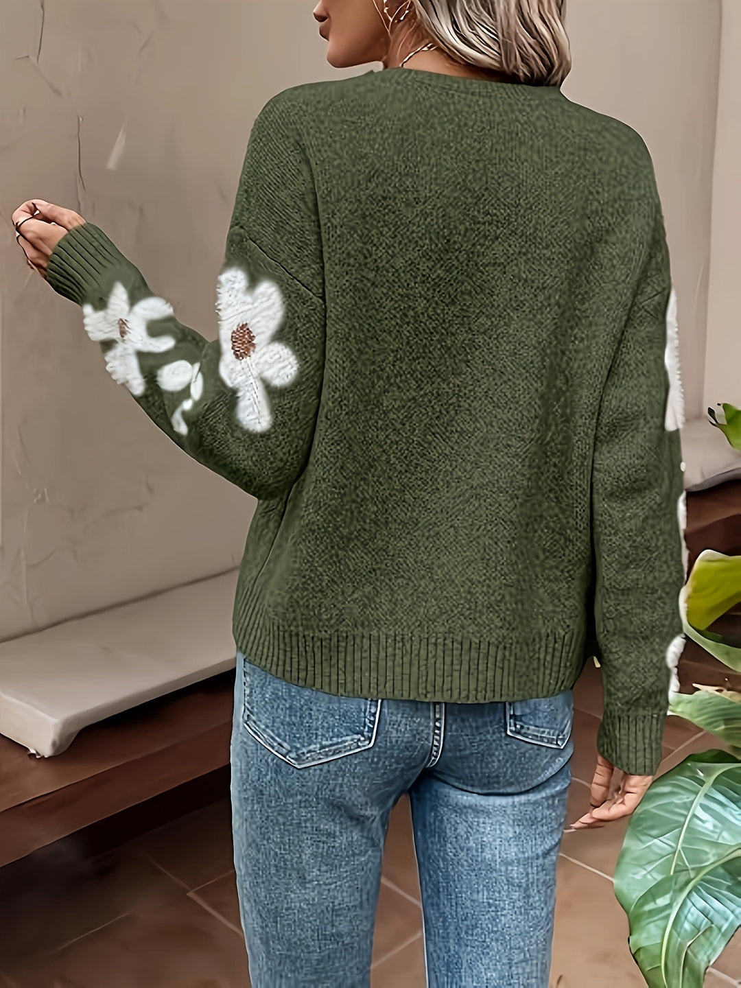 Sweter Damski z Kwiatowym Wzorem na Rękawach