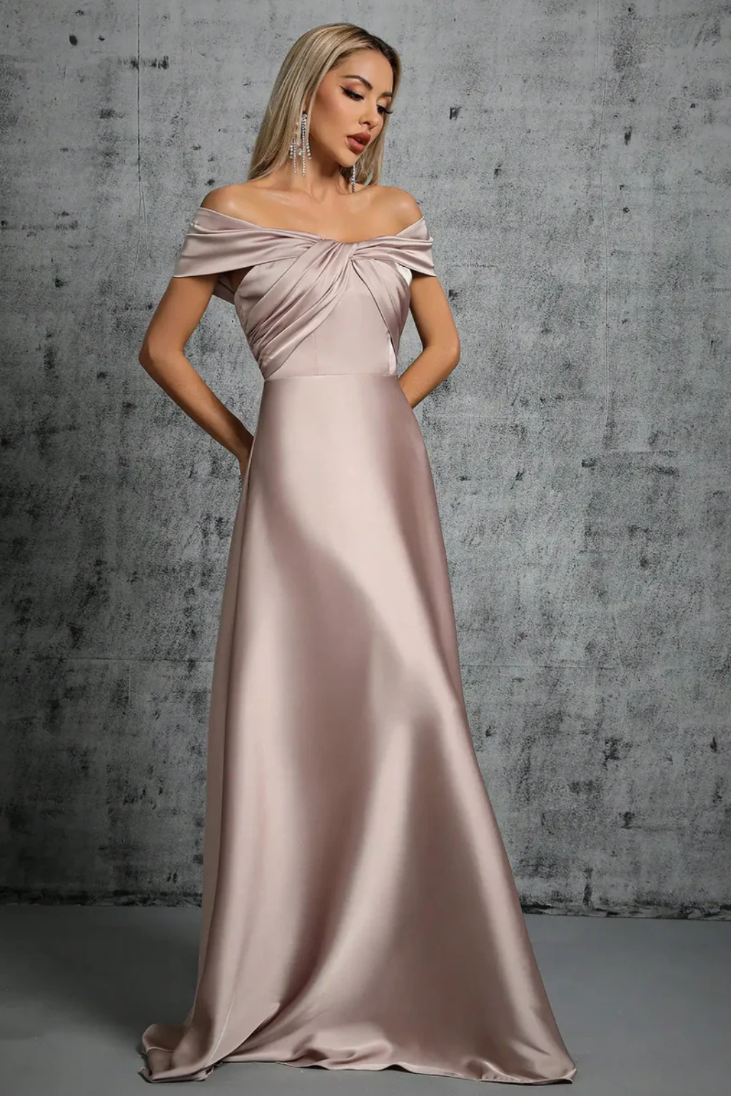 Maya | Elegancka Sukienka Maxi na Wesele z Odkrytymi Ramionami 6
