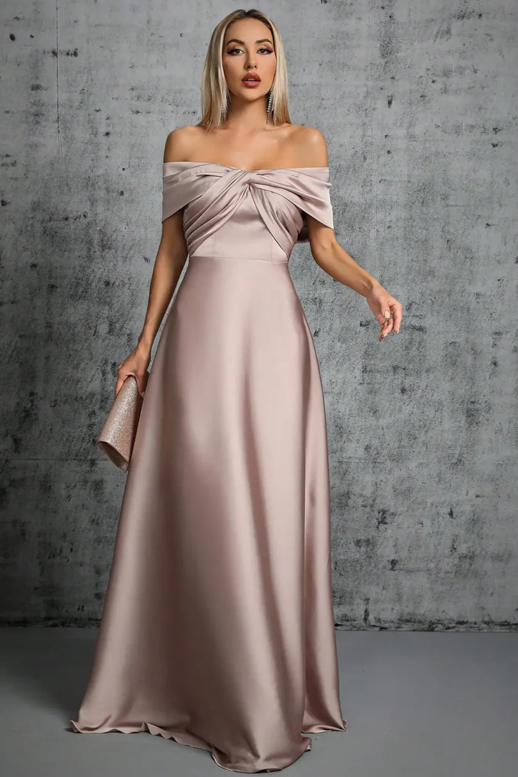 Maya | Elegancka Sukienka Maxi na Wesele z Odkrytymi Ramionami 8