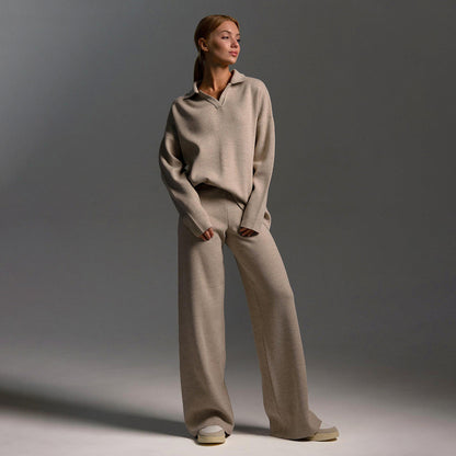 Indy | Damski dres z oversize polo swetrem i szerokimi spodniami w kolorze piaskowym