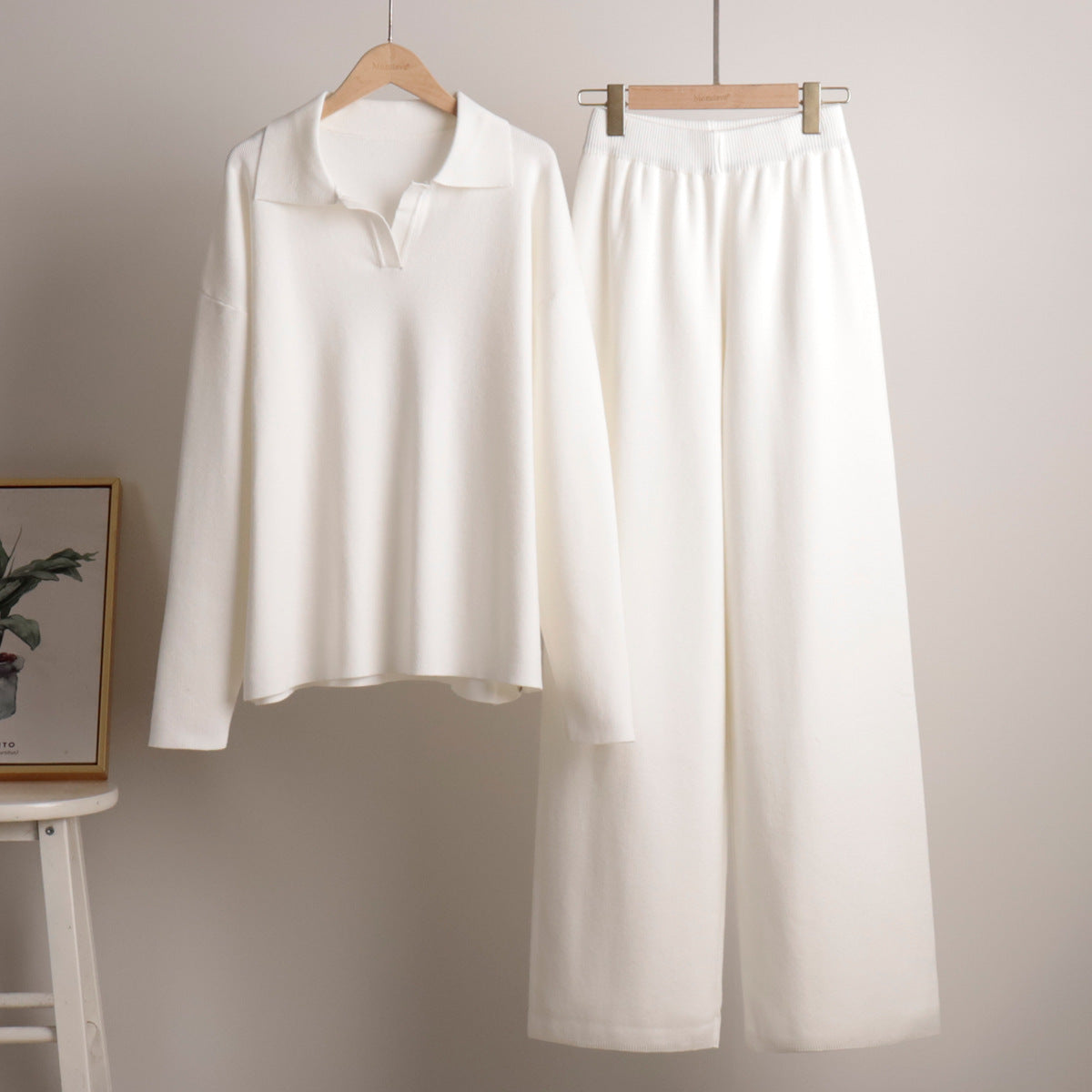 Indy | Damski dres z oversize polo swetrem i szerokimi spodniami w kolorze piaskowym