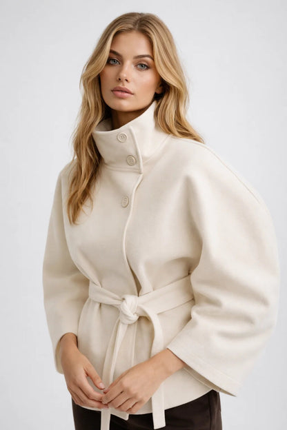 Stylowy Krótki Płaszcz Oversize z Paskiem i Wysokim Kołnierzem | Elegancka Odzież Wierzchnia dla Nowoczesnych Kobiet