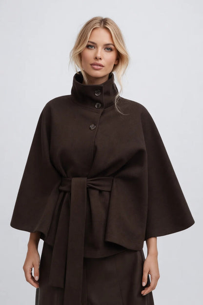 Stylowy Krótki Płaszcz Oversize z Paskiem i Wysokim Kołnierzem | Elegancka Odzież Wierzchnia dla Nowoczesnych Kobiet